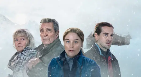 Fyra personer i snöklädd miljö, en norsk kriminalserie. En kvinna i förgrunden, en äldre kvinna och man bakom, samt en man med hästsvans till höger.