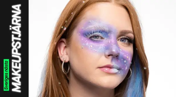 En ung kvinna med fantasifull makeup som påminner om siren eyes, med lila och blåa färger, glitter och strass.