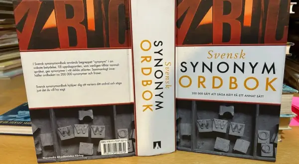Svensk synonymordbok, en skattkista för ordval. Hitta ett nytt sätt att säga samma sak, som en synonym.