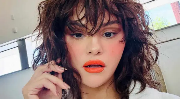Selena Gomez med sin nya butterfly cut, orange läppar och rosiga kinder.