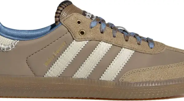 Adidas Samba Wales Bonner i brun mocka med ljusblå snören och vita detaljer.