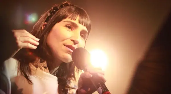 Laleh sjunger med familjen i publiken.