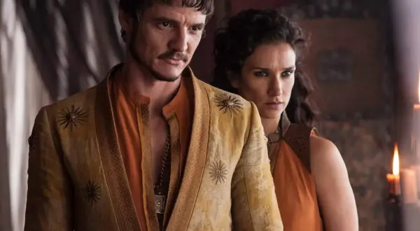 Pedro Pascal i Ellaria Sand i en scen från en av hans filmer.