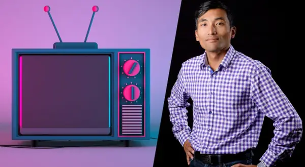 En man i lila rutig skjorta står bredvid en retro-TV, redo för binge watching.