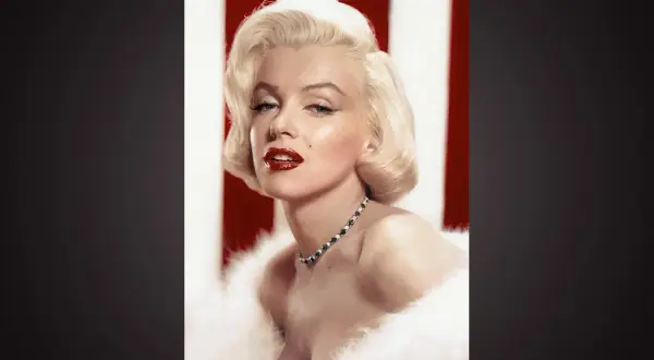 Marilyn Monroe, en ikonisk supermodell, poserar med rött läppstift och en pärlhalsband mot en rödvit randig bakgrund.