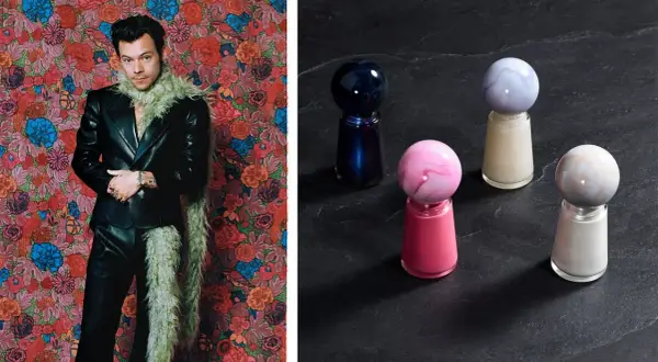 Harry Styles i sin unika stil, med en glittrig halsduk och en blommig bakgrund. Bredvid syns nagellack i olika färger med marmorerade klot som lock.