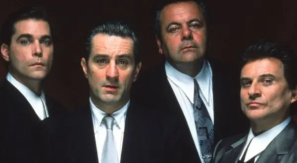 Fyra män i kostym, inklusive Robert De Niro, poserar för en filmbild.