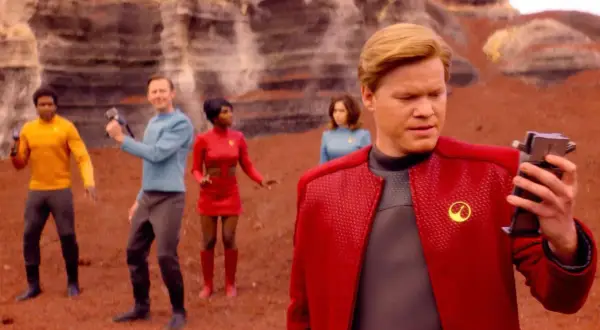 En grupp i rymddräkter på en röd planet, en scen som påminner om de bästa Black Mirror-avsnitten.