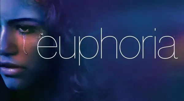 Vilken Euphoria-karaktär är du? En närbild på Rue med glittrande tårar och texten "euphoria" i vitt.