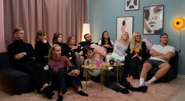 En grupp unga vuxna sitter i en soffa och tittar på något. Kanske är det här en scen där min mamma och din pappa träffades för första gången.