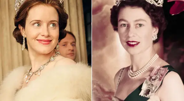 Två drottningar, en ung Elizabeth II i "The Crown" och en äldre drottning. Båda bär kronor och smycken.