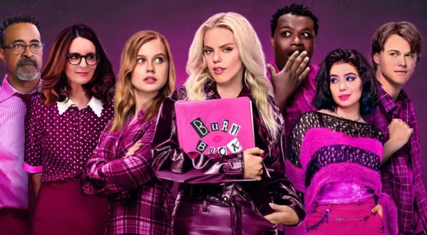 En grupp skådespelare poserar i rosa kläder, en hyllning till en "mean girls reunion". En kvinna håller i en rosa "Burn Book".
