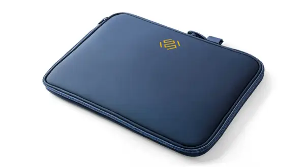 Mörkblått datorfodral i skinn med gul logotyp. Perfekt för att skydda din laptop.