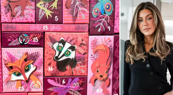 En kvinna står bredvid en Caia kalender med djurmotiv. Kalendern är rosa och har illustrationer av en räv, en grävling och en ekorre.