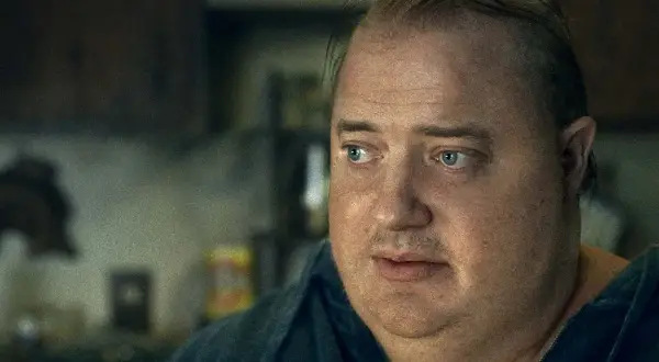 Brendan Fraser, känd från filmer som "The Mummy", i en närbild. Hans blå ögon och ansiktsuttryck antyder en känslosam scen.