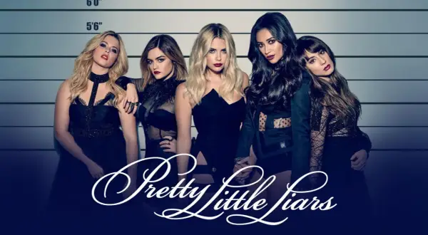 Här är rollistan i Pretty Little Liars, fem unga kvinnor i svarta kläder, poserar framför en bakgrund med längdmätare.