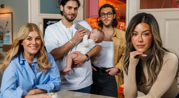 Familjen samlad: en kvinna ler, en man matar ett barn, en annan man står bredvid. Kanske en framtida bild av Benjamin Ingrosso barn.