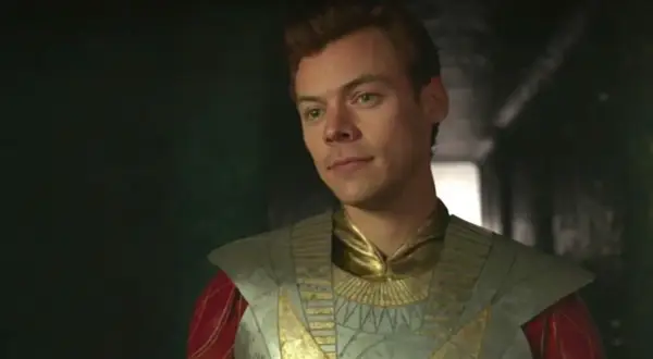 Harry Styles i sin Eros-dräkt från filmen Eternals. En av de filmer med Harry Styles som fansen älskar.
