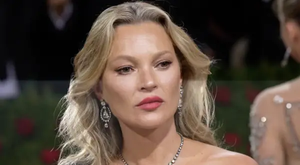 Kate Moss-stil med blont hår, diamantörhängen och en elegant halsband.