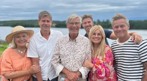 Familjen Wahlgren samlad vid vattnet. Här syns bland annat hans wahlgren barnbarn, glada och leende i sommarvädret.