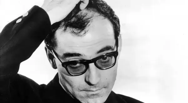 Jean-Luc Godard, en ikonisk filmskapare, med handen i håret. Hans filmer med Jean-Luc Godard är banbrytande.