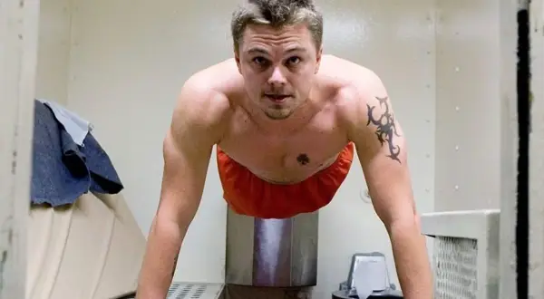 Leonardo DiCaprio gör armhävningar i ett fängelse. En scen från filmer med Leonardo DiCaprio.