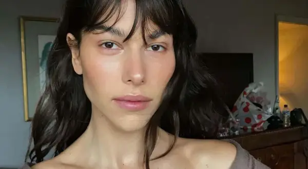 Helena Vestergaard med mörkt hår och lugg, med en naturlig makeup som framhäver hennes drag.