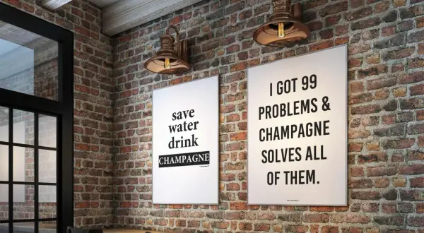 Två tavlor med preppy text på en tegelvägg. En säger "save water drink CHAMPAGNE", den andra "I GOT 99 PROBLEMS & CHAMPAGNE SOLVES ALL OF THEM.