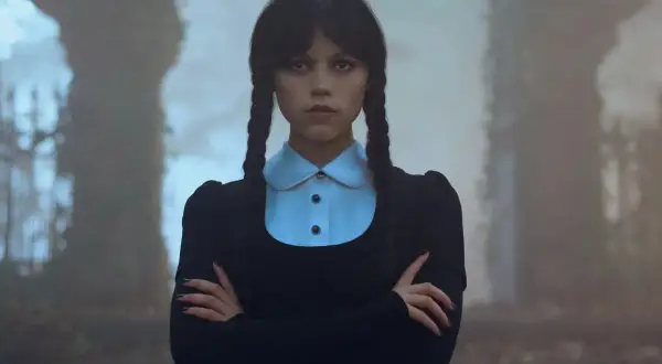 Wednesday Addams, med sina karaktäristiska flätor och mörka blick, ser ut att förbereda sig för säsong 2.
