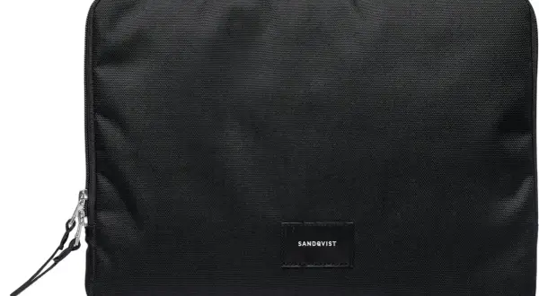 Svart Sandqvist datorfodral i slitstarkt material med diskret logotyp och dragkedja. Perfekt för att skydda din laptop.