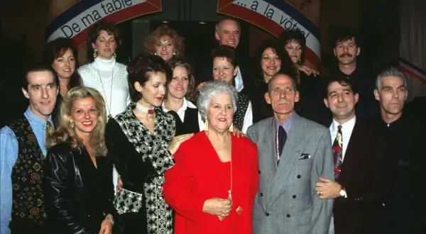 Céline Dion med familjen. En stor grupp människor, inklusive flera kvinnor och män, poserar för ett foto.