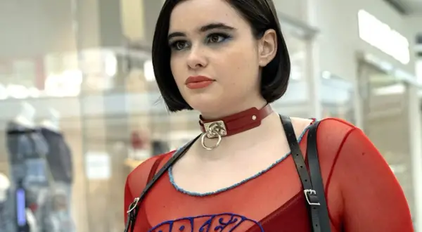 Kat från Euphoria med blå ögonskugga och röd choker.