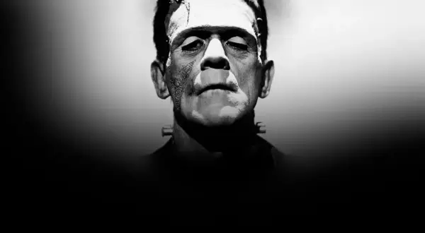 Frankensteins monster film: Boris Karloffs ikoniska ansikte, med ärr och skruvar, blickar sorgset framåt.