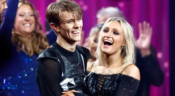 Glada vinnare av Let's Dance 2023, med jublande publik i bakgrunden.