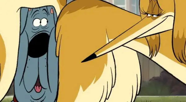 En blå hund med stor mun och stora ögon tittar förskräckt på en gul hund med lång nos. Scenen ser ut som en scen från bra filmer.