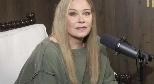 Christina Applegate, som kämpar mot MS, sitter framför en mikrofon och ser in i kameran.