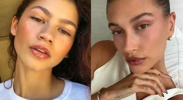 Två kvinnor med naturlig, fräsch clean girl makeup. Den ena med glansiga läppar och rosiga kinder, den andra med mjukt definierade drag.