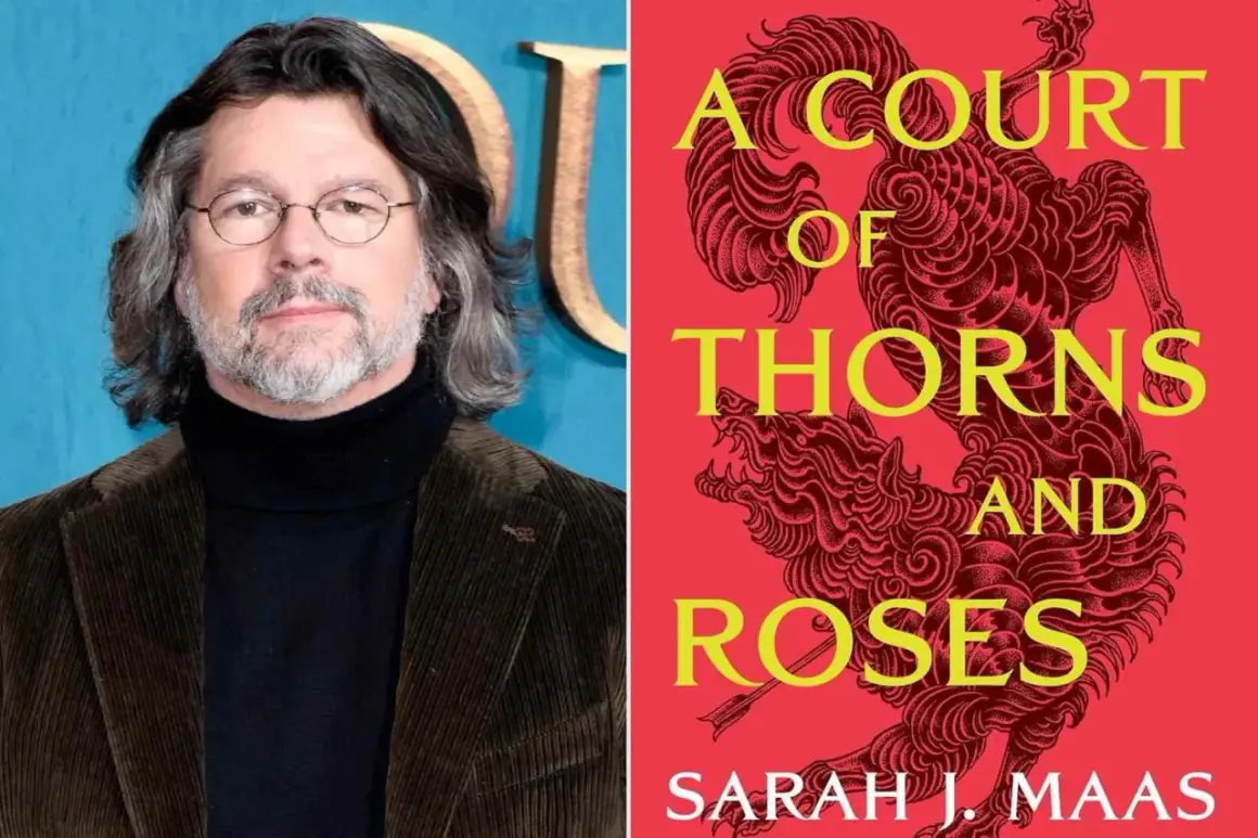 Ron Moore, producent av acotar tv show, bredvid bokom "A Court of Thorns and Roses".