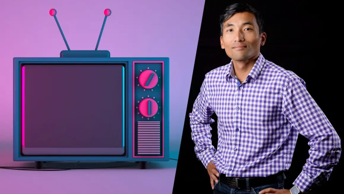 En man i lila rutig skjorta står bredvid en retro-TV, redo för binge watching.