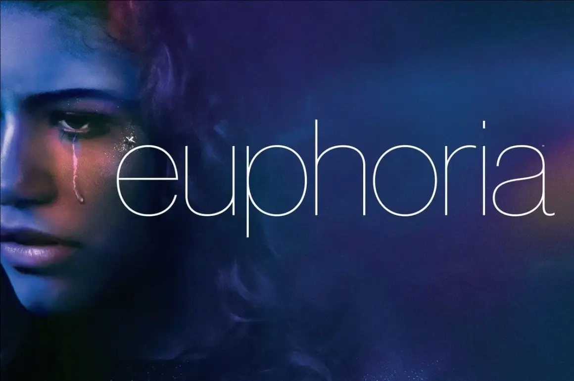 Vilken Euphoria-karaktär är du? En närbild på Rue med glittrande tårar och texten "euphoria" i vitt.