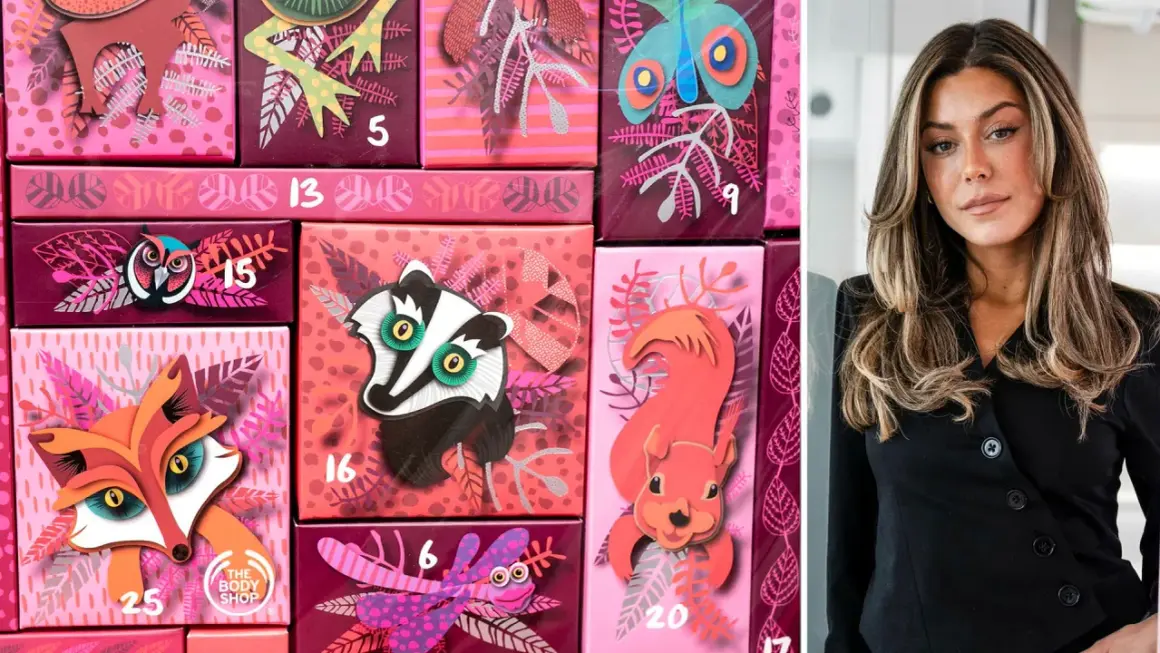 En kvinna står bredvid en Caia kalender med djurmotiv. Kalendern är rosa och har illustrationer av en räv, en grävling och en ekorre.