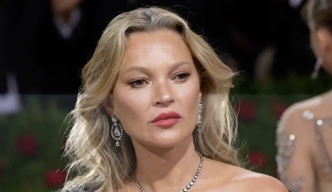 Kate Moss-stil med blont hår, diamantörhängen och en elegant halsband.