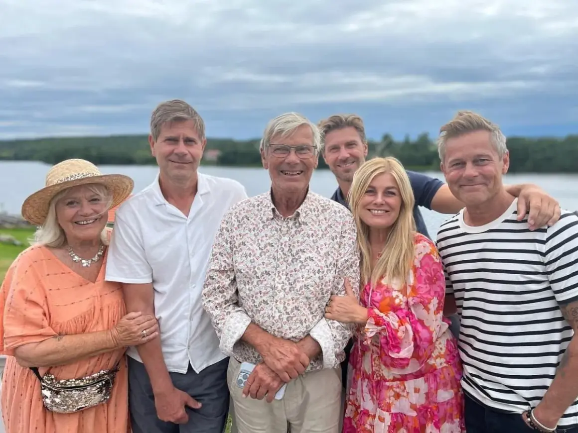 Familjen Wahlgren samlad vid vattnet. Här syns bland annat hans wahlgren barnbarn, glada och leende i sommarvädret.