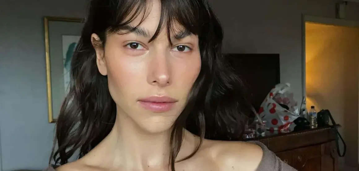 Helena Vestergaard med mörkt hår och lugg, med en naturlig makeup som framhäver hennes drag.
