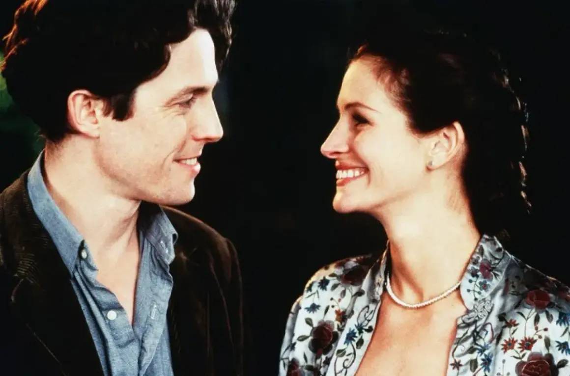Hugh Grant och Julia Roberts ler mot varandra i en klassisk scen från en av deras mest älskade romantiska komedier.