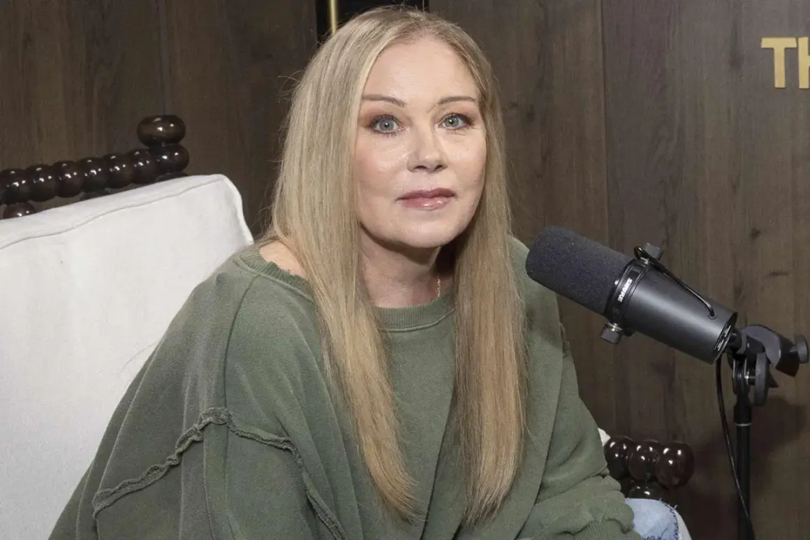 Christina Applegate, som kämpar mot MS, sitter framför en mikrofon och ser in i kameran.