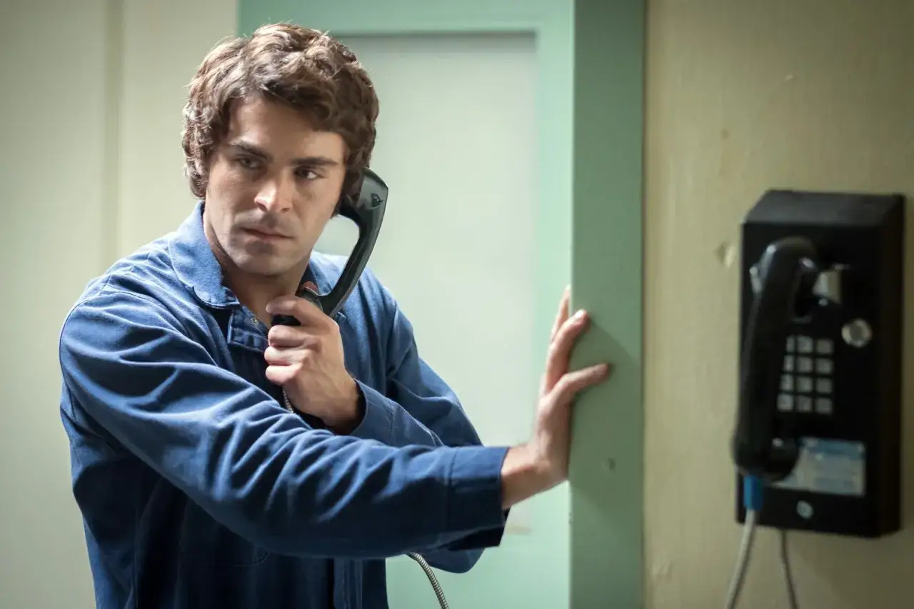 Zac Efron som Ted Bundy i fängelset, talar i telefon.