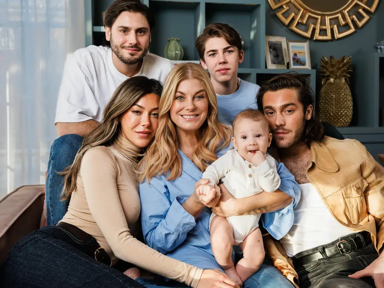 Familjen samlad, med en bebis i famnen. Kanske en framtida artist som Benjamin Ingrosso barn?