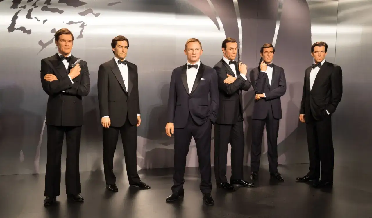 Vaxdockor av sex James Bond-skådespelare i smoking. En hyllning till alla som spelat den ikoniska agenten, från Roger Moore till Daniel Craig, som representerar en era av nya James Bond-filmer.