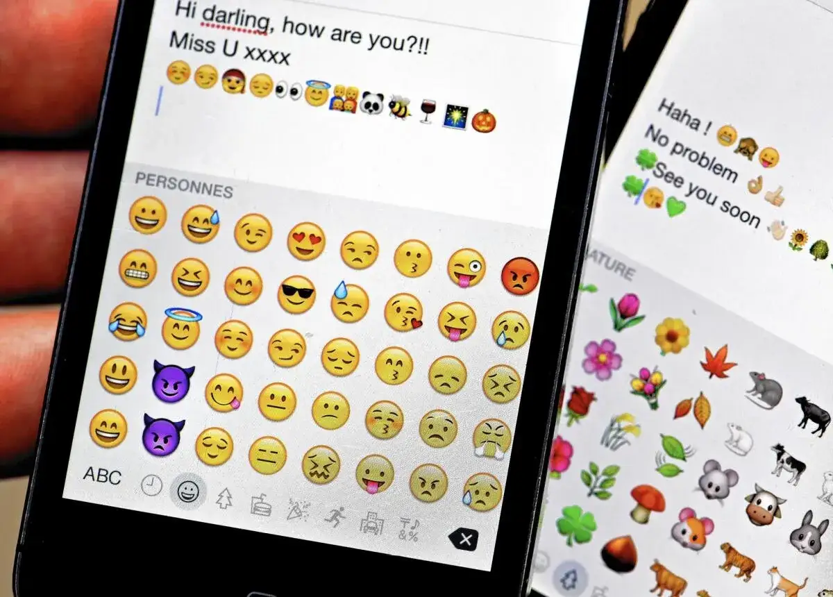 Tv&aring; telefoner visar textmeddelanden med m&aring;nga emojis. En sk&auml;rm visar en konversation med texten 